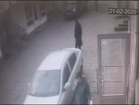 В Твери появилось видео наезда иномарки на пожилого мужчину
