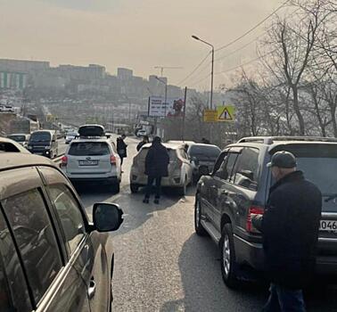 Во Владивостоке образовалась многокилометровая пробка из-за ДТП