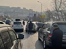 Во Владивостоке образовалась многокилометровая пробка из-за ДТП