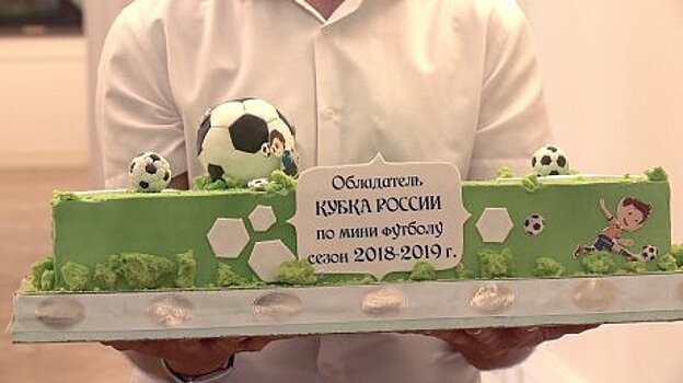 Иван Белозерцев вручил футболисткам «Лагуны-УОР» премию в миллион рублей