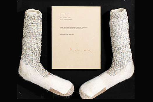 Озвучена цена носков Майкла Джексона для «лунной походки»
