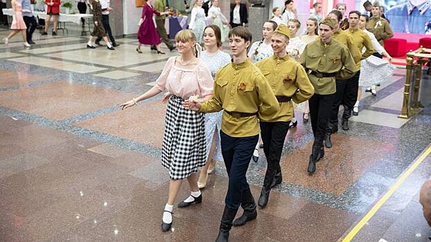 Свыше 100 студенческих пар участвовали на балу в Музее Победы