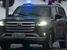 Baza: в Москве пассажир авто с мигалкой ударил дубинкой по зеркалу машины