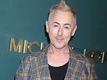 Звезда "Детей шпионов" Алан Камминг вернул рыцарский орден из-за "токсичности" королевской семьи