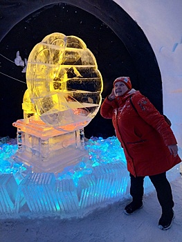 В Заполярье открыли выставку советской мебели изо льда