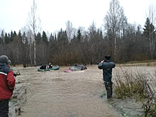 В Новгородской области спасли водителя, который 5 часов провел на крыше затонувшей в реке машины (ФОТО)