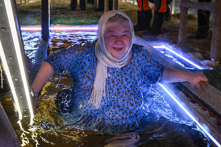 Женщина во время крещенских купаний на Дворцовом пруду у Храма Живоначальной Троицы в Останкине, 18 января 2026 года