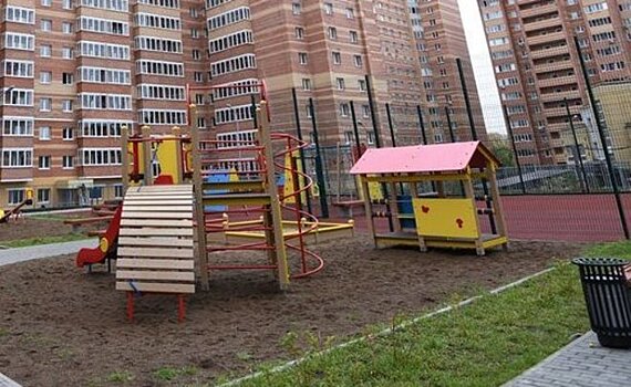 В Татарии на детской площадке ребёнка занятуло по пояс в песок