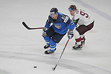 Хоккеист сборной Латвии силовым приемом выбросил финского защитника с площадки