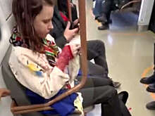 Мужчина ударил девушку, обедавшую в московском метро, и попал на видео