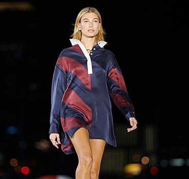 Показ Tommy Hilfiger в Шанхае: спортивные костюмы, женственные платья и Хейли Болдуин в хедлайнерах