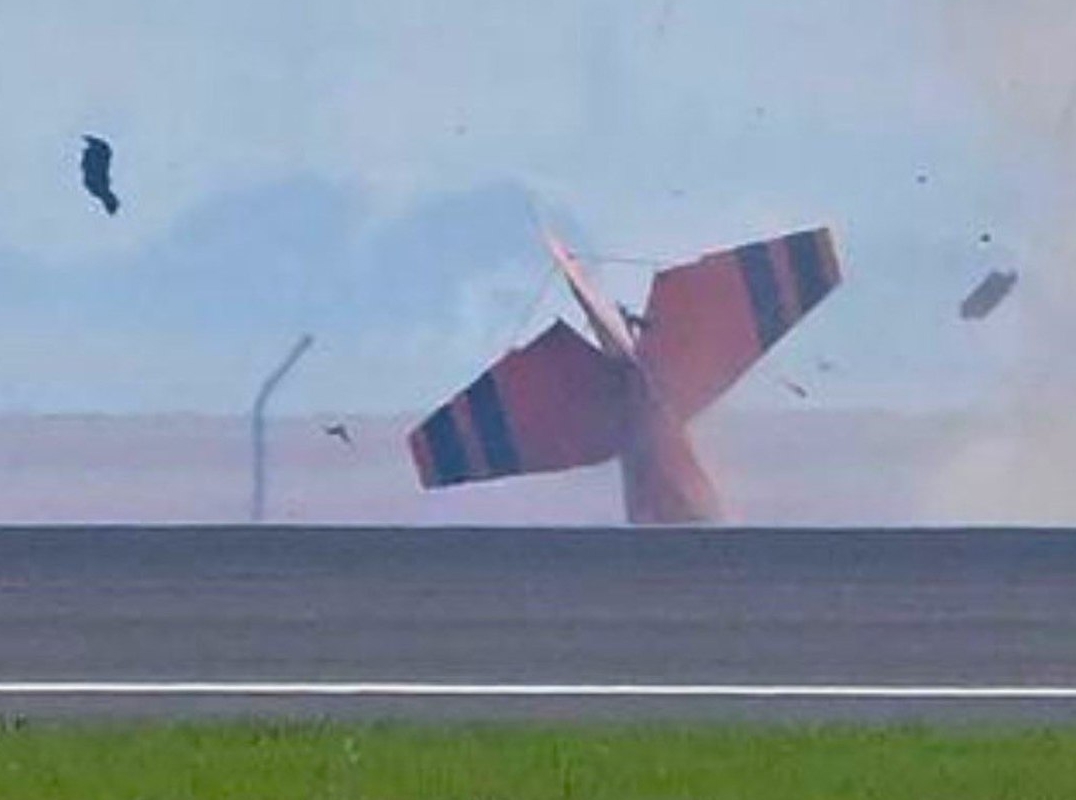 В Австралии на международном авиашоу упал самолет