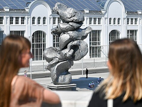 Искусствоведы высказались о новой скульптуре на Болотной набережной в Москве
