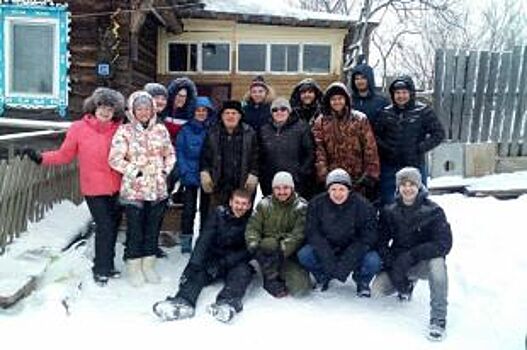 В Курашиме волонтёры за день убрали часть льда в пристрое к дому ветерана