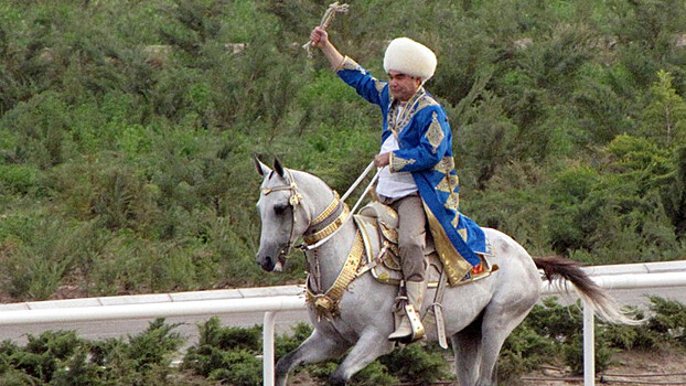 Президент на коне: лидер Туркмении отмечает 60-летие