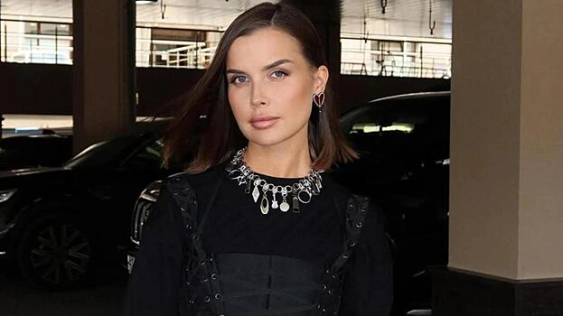 Татьяна Куртукова засмущалась из-за глубокого декольте