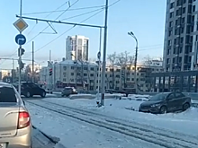 На Макаровском мосту в Екатеринбурге легковушка от удара перелетела рельсы