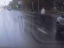 В Пензе бесстрашный пешеход неторопливо перешел оживленную дорогу на пр. Победы