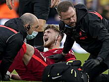 Хавбека «Ливерпуля» Эллиотта унесли на носилках после подката Стрейка. Защитник «Лидса» удален