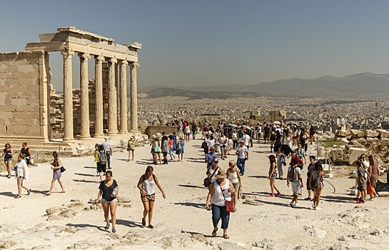 Туристам в Греции посоветовали прятать наличные в сейфах