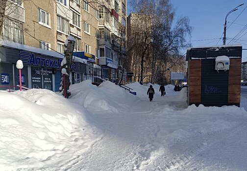 МыСпросилиЗаВас: когда провисший над тротуаром кабель на улице Молодёжной в Ижевске надежно закрепят?