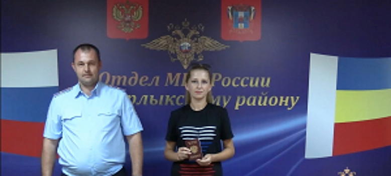 В Кабардино-Балкарии полицейские вручили российский паспорт участнику специальной военной операции