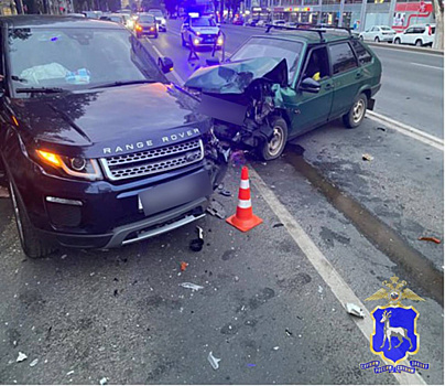 В Самаре на ул. Ново-Садовой "девятка" врезалась в Land Rover