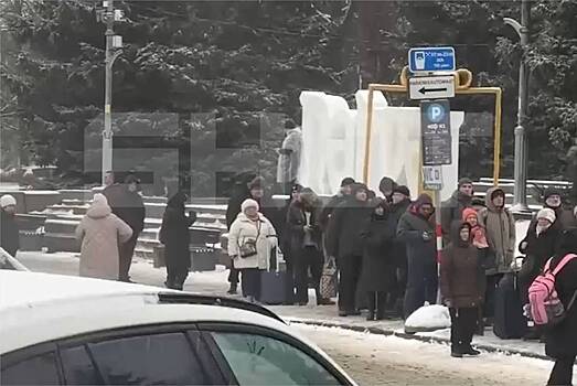 Сотни жители бывшей страны СССР застряли на границе с Россией и попали на видео