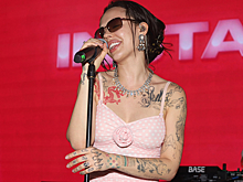 Инстасамка предстала в образе ведьмы на сеновале