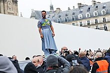 Актер сериала «Эмили в Париже» появился на публике в юбке