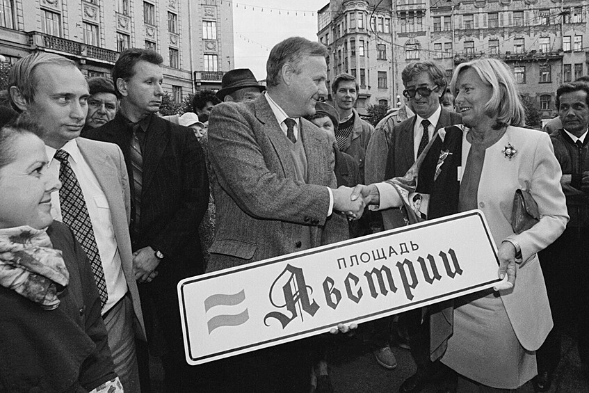 Мэр Санкт-Петербурга Анатолий Собчак (в центре), супруга канцлера Австрии Франца Враницкого Кристина Враницкая (справа на первом плане), председатель Комитета по внешним связям мэрии Санкт-Петербурга Владимир Владимирович Путин (слева на втором плане) и телохранитель мэра Виктор Золотов (слева на третьем плане) во время торжественной церемонии открытия площади Австрии на Петроградской стороне города, 1992 год