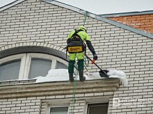 100 тыс. за хрущевку: кто должен убирать снег с казанских крыш и сколько это стоит