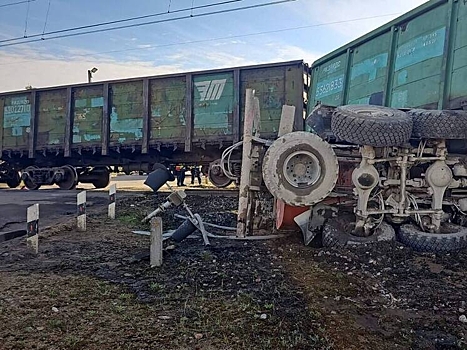 В Ленинградской области грузовик протаранил поезд