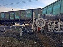 В Ленинградской области грузовик протаранил поезд