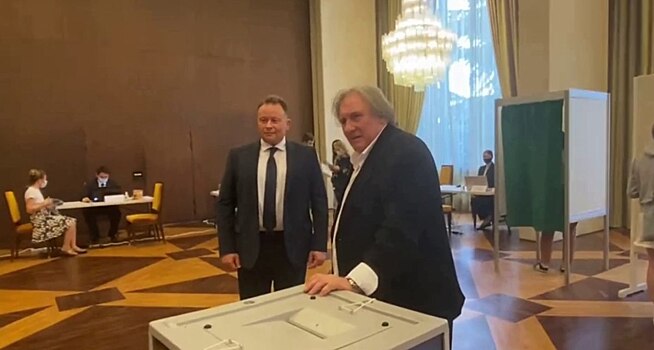 "Voilà": россиянин Жерар Депардьё проголосовал в посольстве во Франции