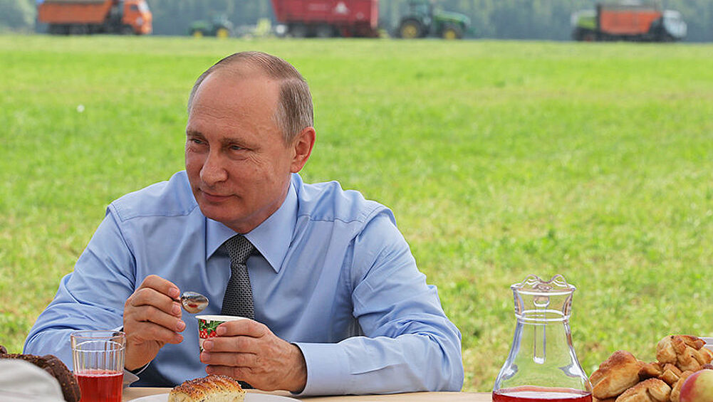 . Кроме того, собеседники Путина коротко рассказали главе государства об условиях работы в агрохолдинге и зарплатах, которыми, по их словам, они вполне довольны.