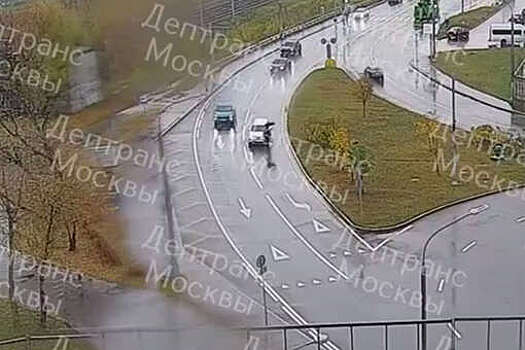 В Москве человек, игнорирующий ПДД, отлетел от удара авто
