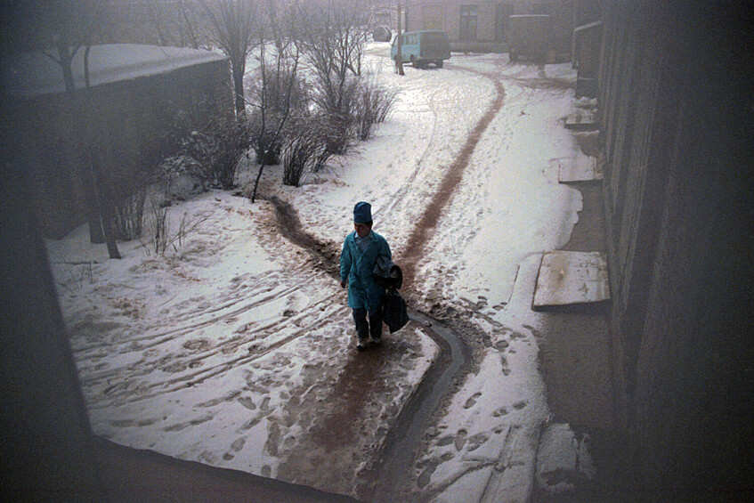 Врач Виктор Евгеньевич Петров во дворе Центральной районной больницы, Калининская область, СССР, февраль 1990 года