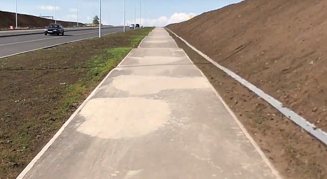 «Идём, как по волнам!»: жители «Кошелев-парка» пожаловались на уродливый тротуар