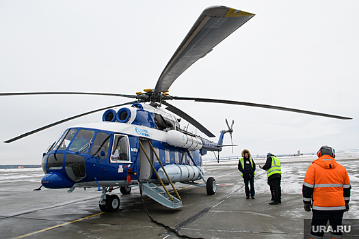 Вертолет с вахтовиками совершил незапланированную посадку в ЯНАО