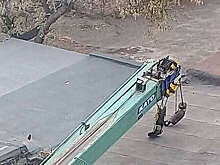 В Красноярске кран провалился под землю во дворе дома