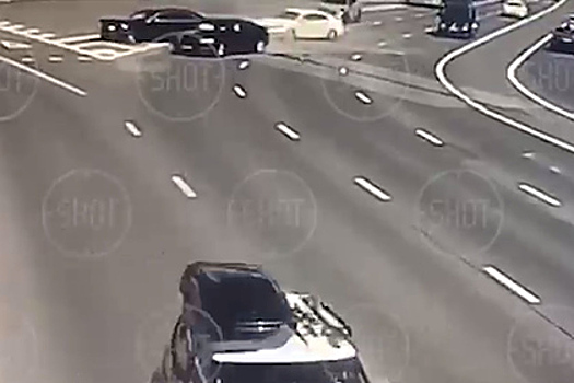 Момент столкновения четырех автомобилей в центре Москвы попал на видео