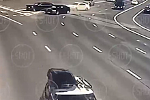 Момент столкновения четырех автомобилей в центре Москвы попал на видео