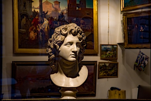 В Москве из антикварного магазина украли статуэтку за 850 тыс. рублей