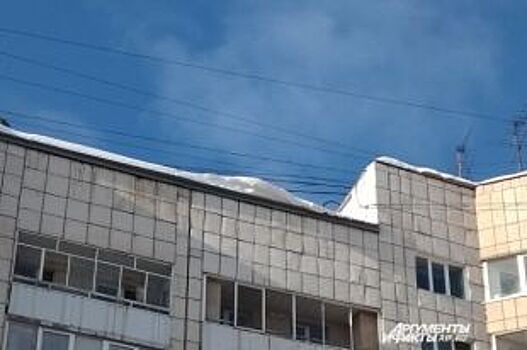За один день четверо человек травмированы снегом в Перми