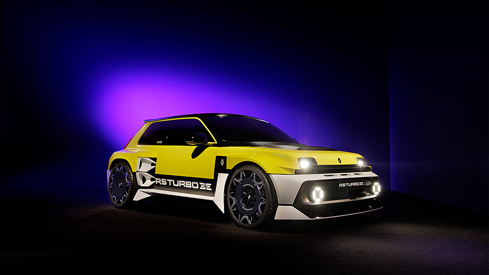 Renault 5 Turbo 3E с полным правом претендует на статус самого необычного электромобиля, потому хэтчбек получил два электромотора общей мощностью 540 л.с. и привод только на задние колёса. Тираж модели будет ограниченным.