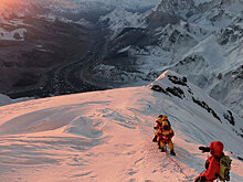 При сходе лавины на Эвересте пострадали более 60 человек