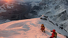 При сходе лавины на Эвересте пострадали более 60 человек