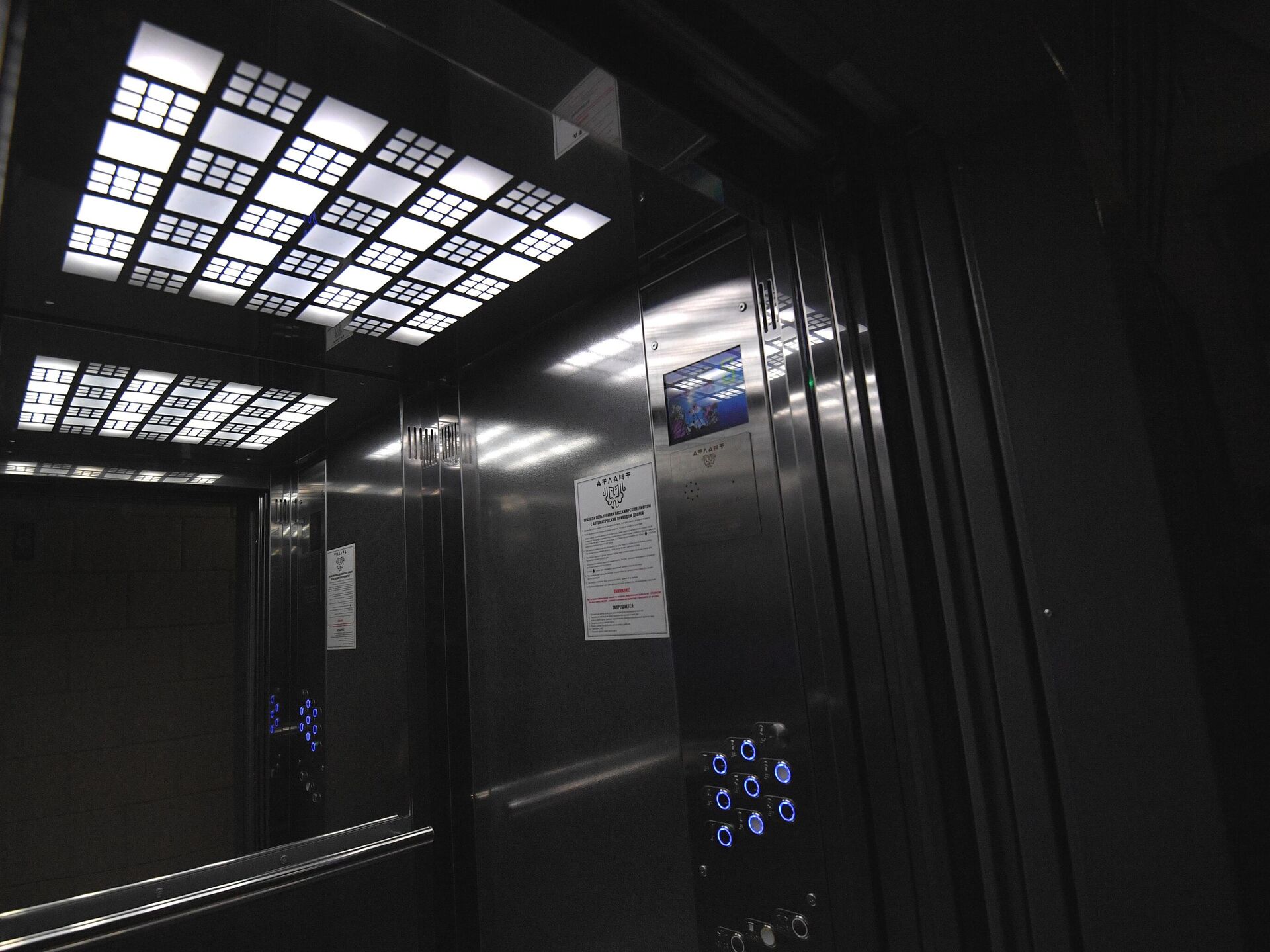 Мужчина погиб при падении лифта в поликлинике в центре Москвы