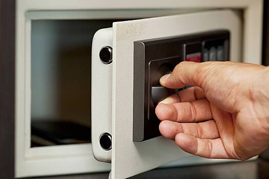 Школьники начитались детективов и вскрыли сейф